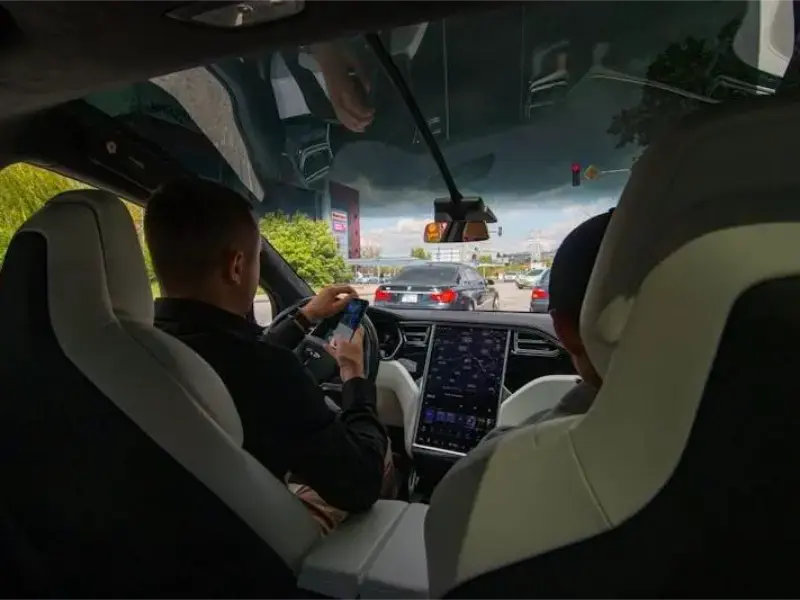 Tesla dispose-t-elle d'Apple CarPlay ?