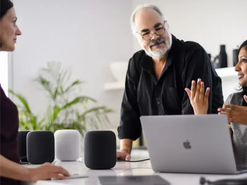 Apple persigue sus ambiciones de IA a un costo menor que sus rivales