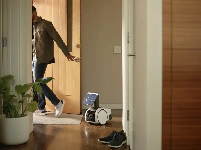 Amazon stellt Sicherheitsroboter Astro for Business für KMU ein