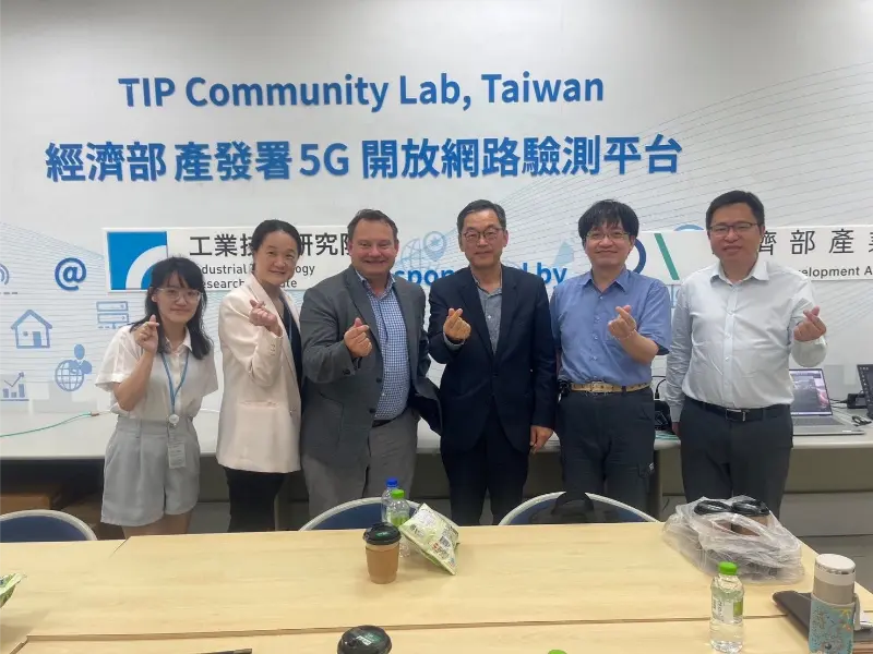 来訪者が ITRI の Open Network ラボで活発な議論を引き起こす