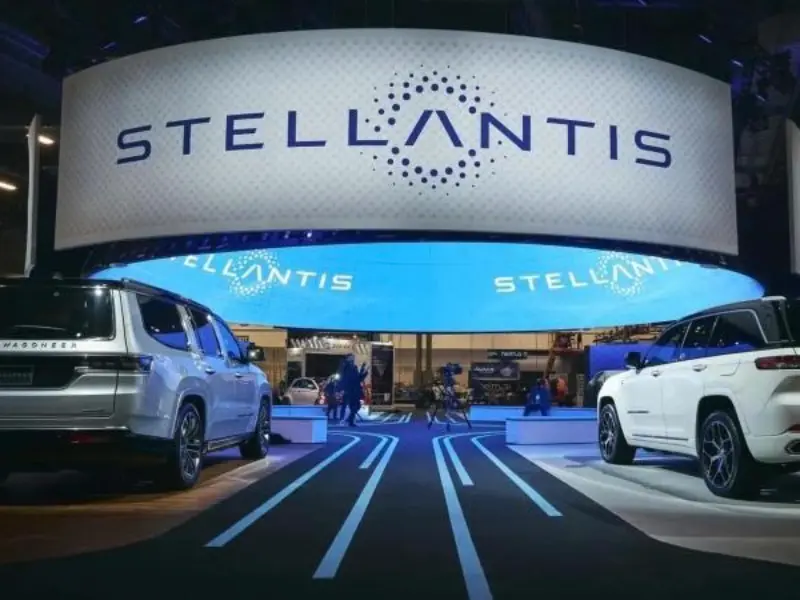 Le ministre italien fait pression sur Stellantis pour un engagement sur l'usine de batteries