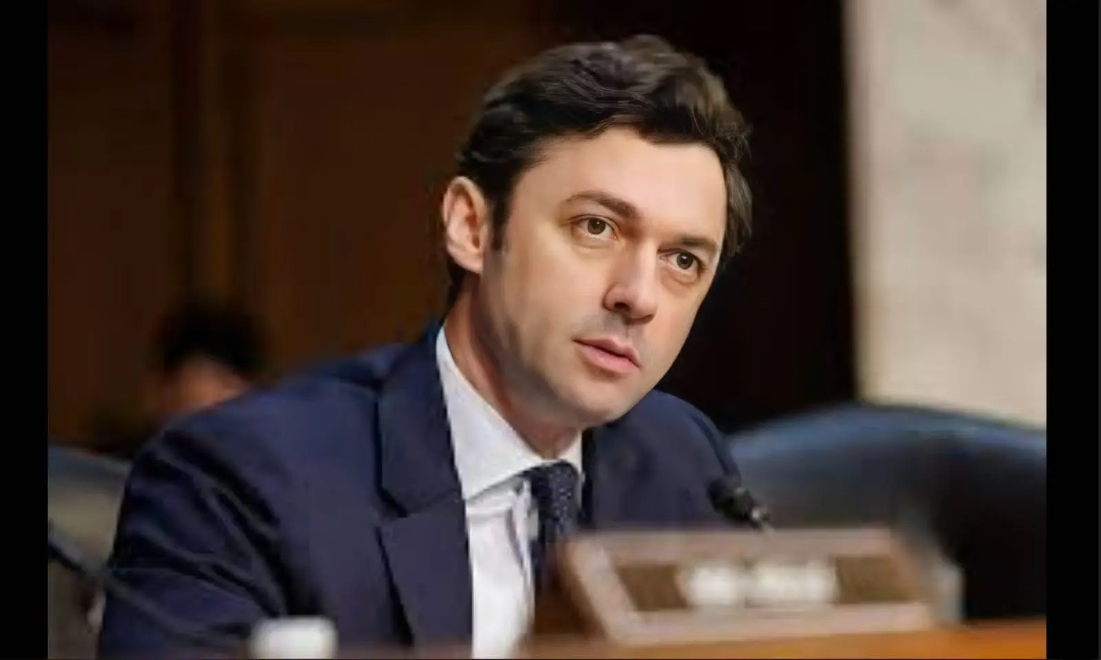 Ossoff pide el impeachment de Trump por cena con criptomoneda