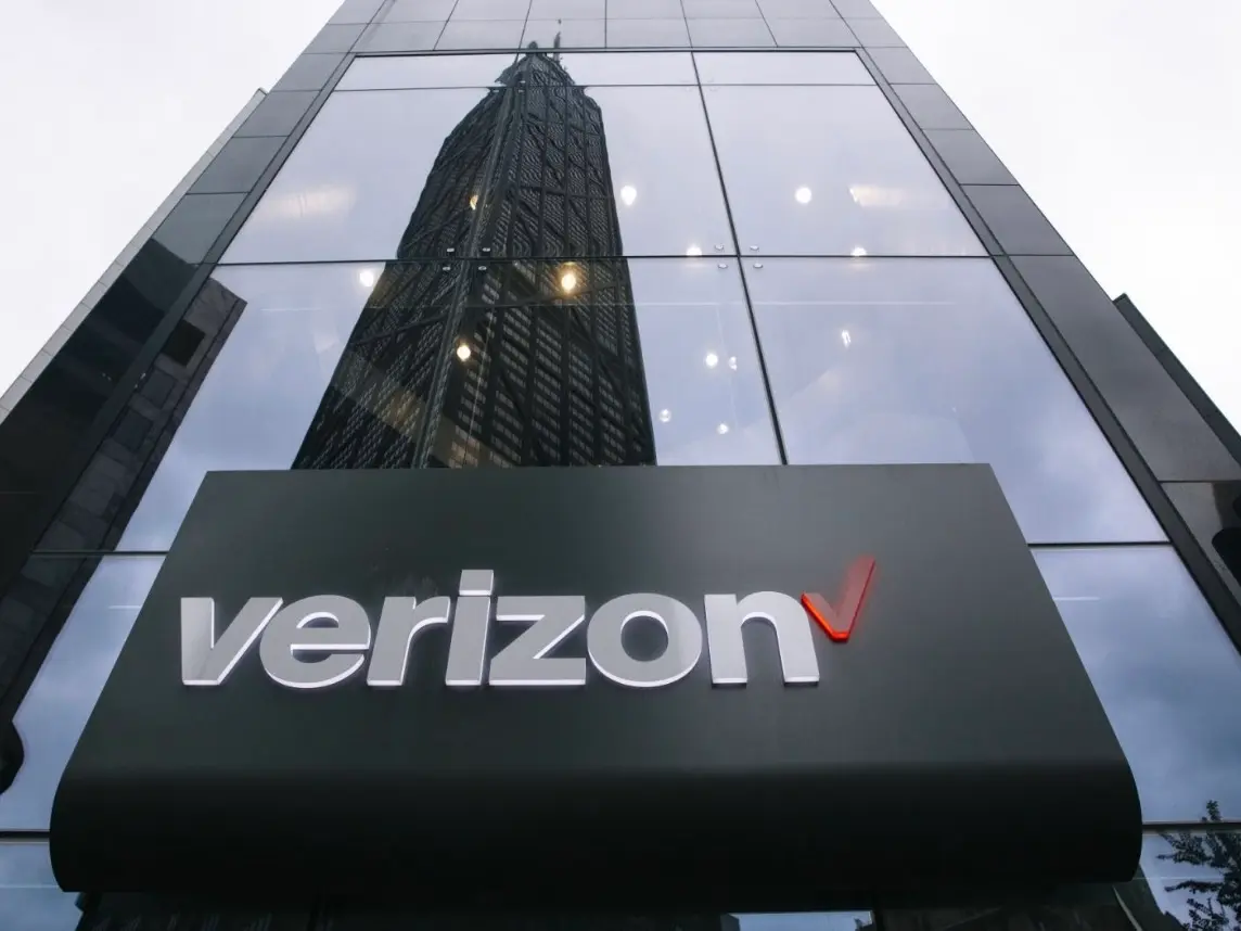 Verizon apunta al crecimiento impulsado por IA en el mercado de telecomunicaciones en evolución