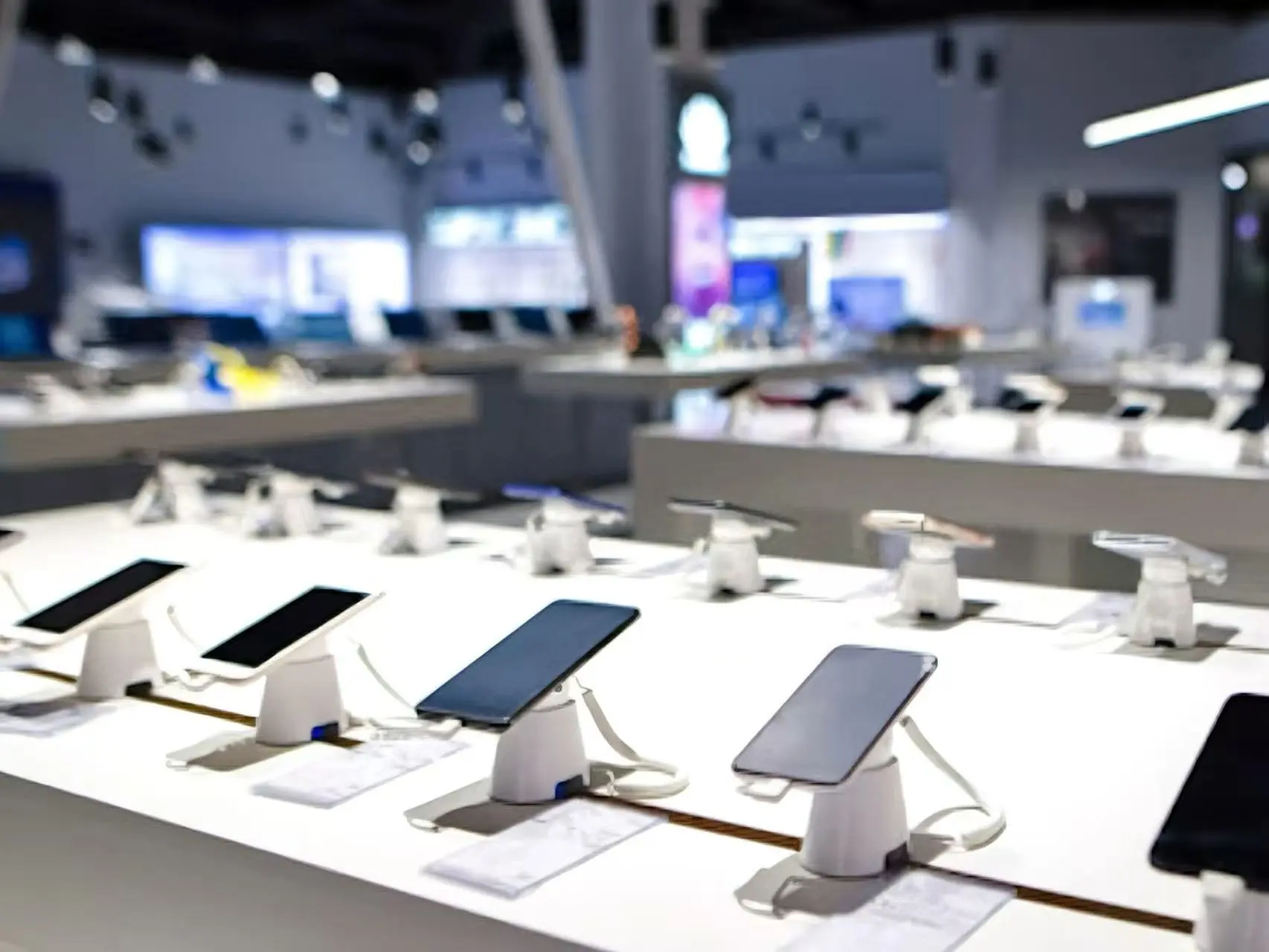 IDC 因全球不确定性下调 2025 年智能手机预测