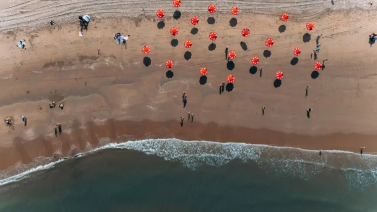 Vodafone „Parascroll“-Sonnenschirme feiern Premiere an niederländischen Stränden