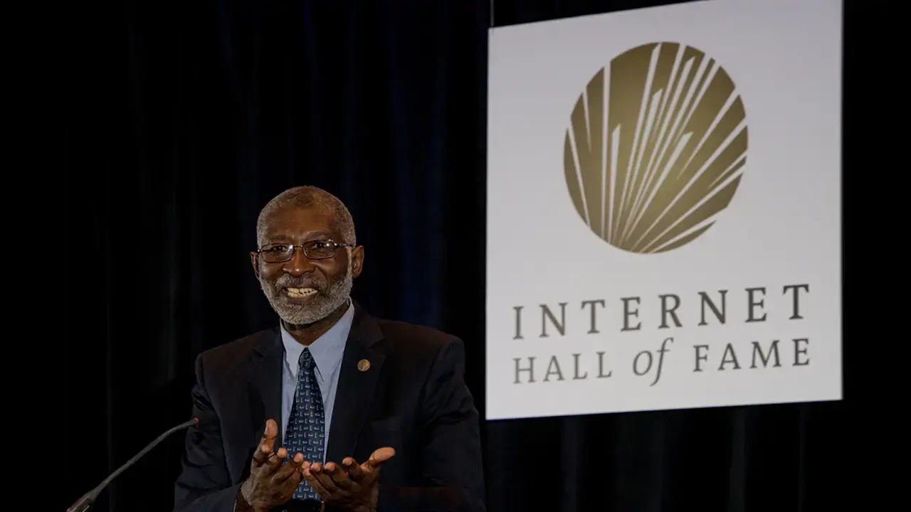 Wer ist Nii Quaynor: Vater des Internets in Afrika (und die AFRINIC-Krise)
