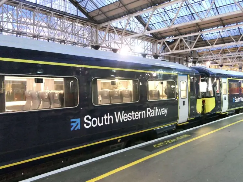 شركة South Western Railway تختبر الإنترنت عبر الأقمار الصناعية Starlink على متن قطاراتها