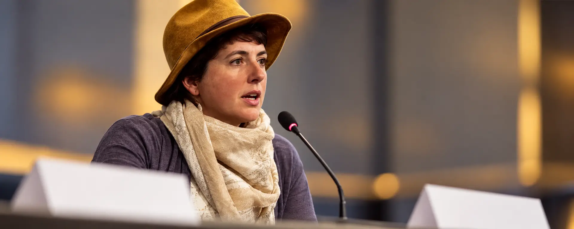 Jen Linkova a regardé le badge du micro RIPE : il ne raconte qu’une partie de l’histoire