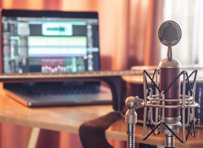 Micro professionnel sur fond flou - concept d'enregistrement sonore