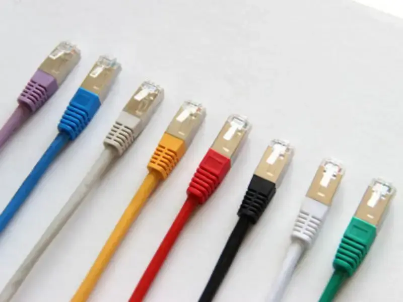 ネットワークケーブルはイーサネットケーブルと同じですか?