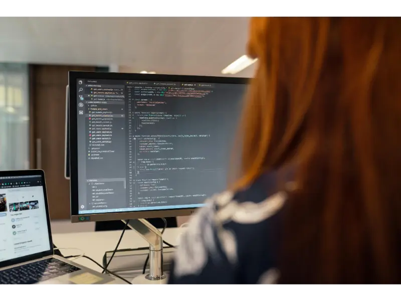 Como a programação de IA difere da programação tradicional?