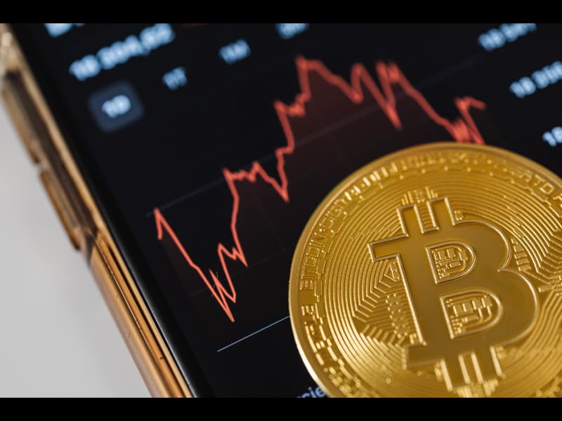 Noticias: Bitcoin enfrenta volatilidad post-aprobación de ETF: precios se desploman un 25%