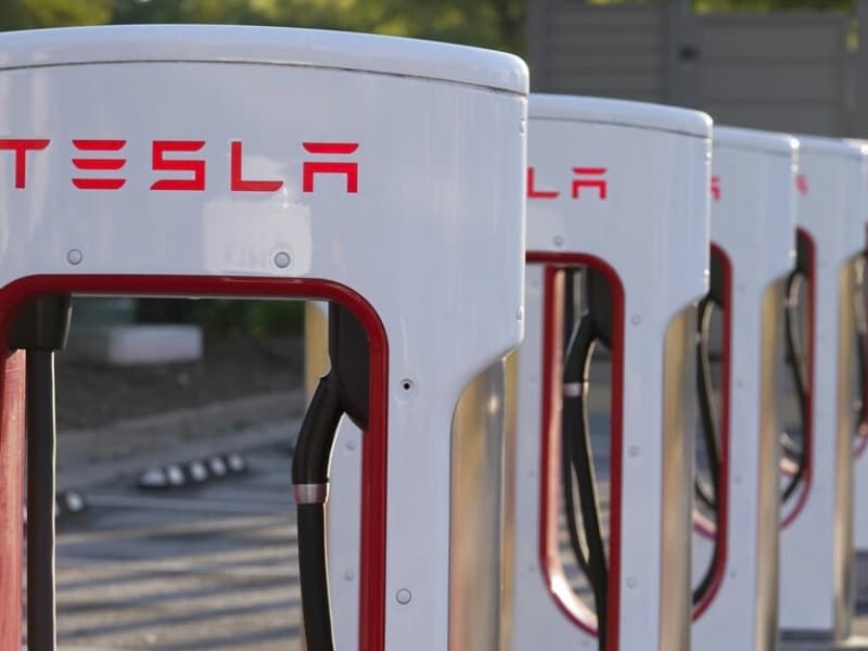 Tesla verspricht 500 Mio. $ für sein Ladenetz nach Entlassungen