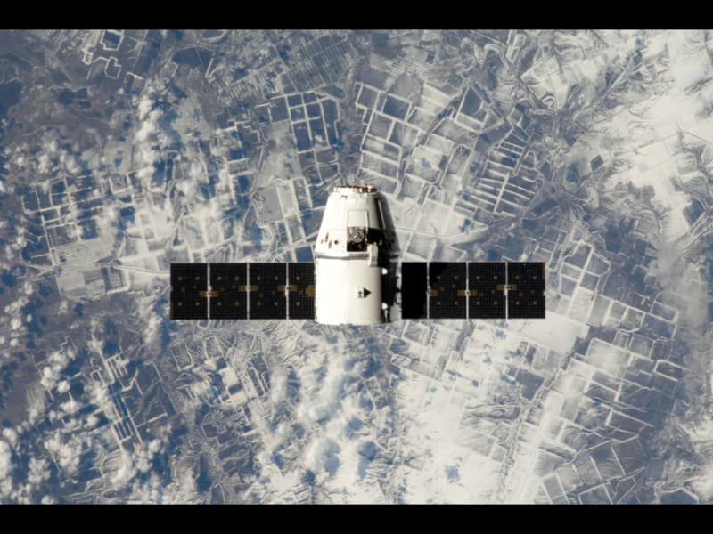 SpaceX وESA تناقش حلولًا للنفايات الفضائية الحرجة