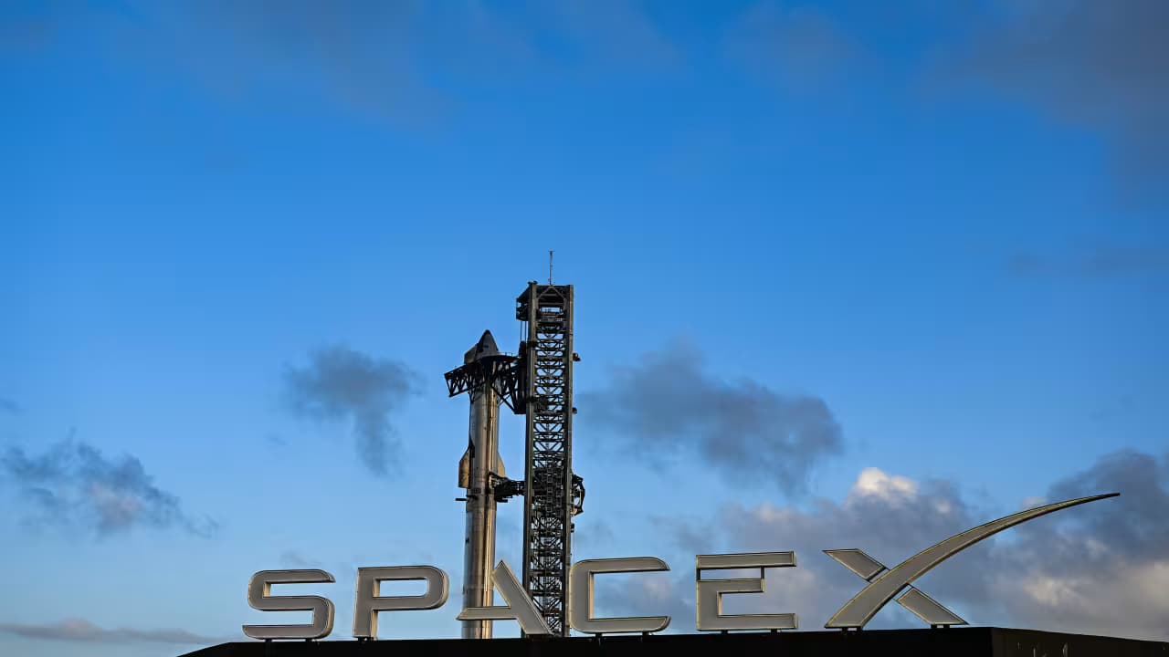 SpaceX’s $17 Billion EchoStar Deal Targets Mobile Black Spots