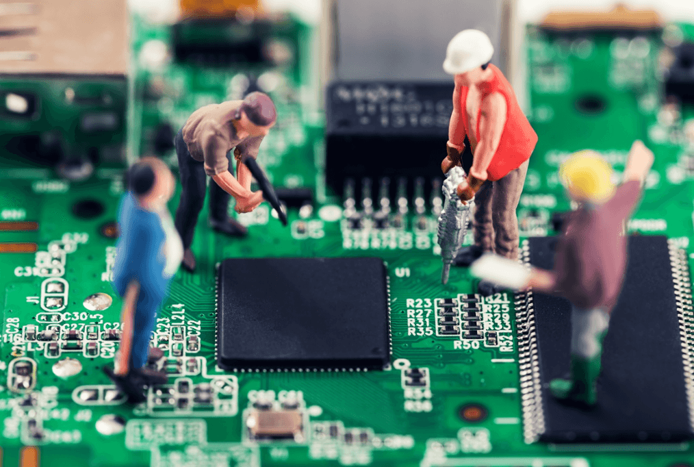 Engineers-testing-semiconductor-chip-designs-using-simulation-software
