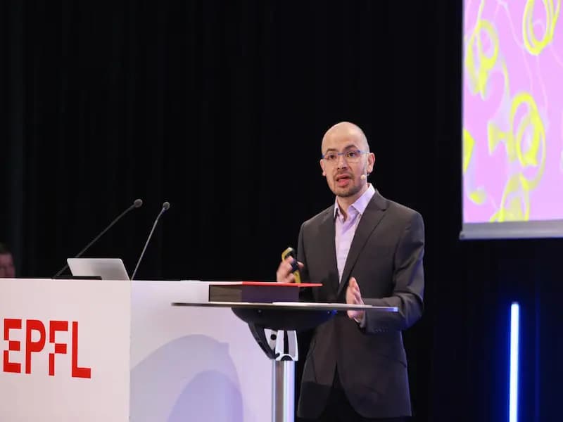 谷歌 DeepMind CEO 德米斯·哈萨比斯因人工智能技术获封爵士