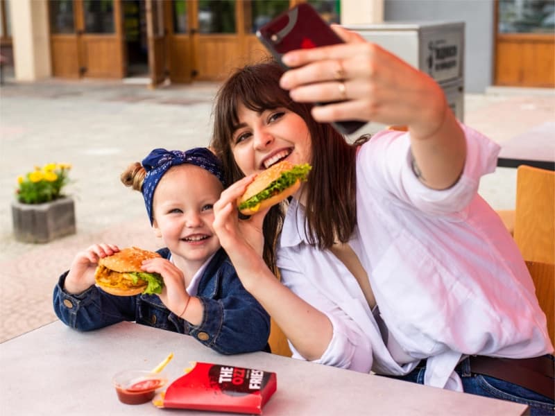 McDonald’s elimina la IA de los pedidos en autoservicio y vuelve a los servidores humanos
