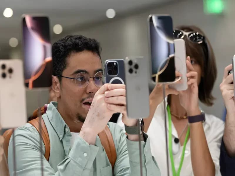 Apple faces AI woes as Huawei tri-fold shines