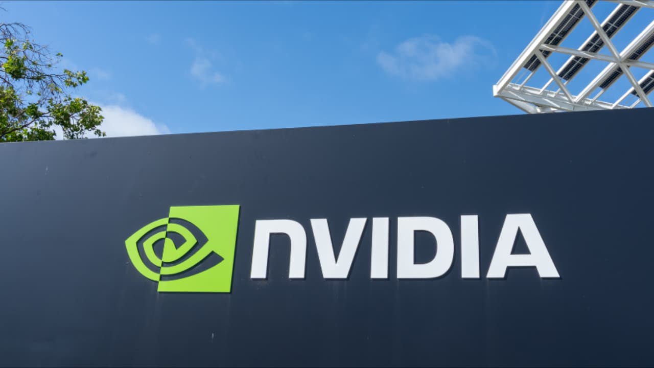 Nvidia 市值突破 5 万亿美元,AI 芯片需求激增