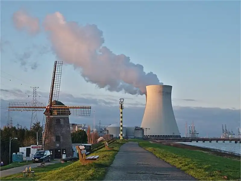 Nuclear-power-plant-cooling-tower-in-Doel-Belgium