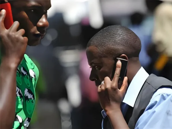 People-using-mobile-phones-in-South-Africa